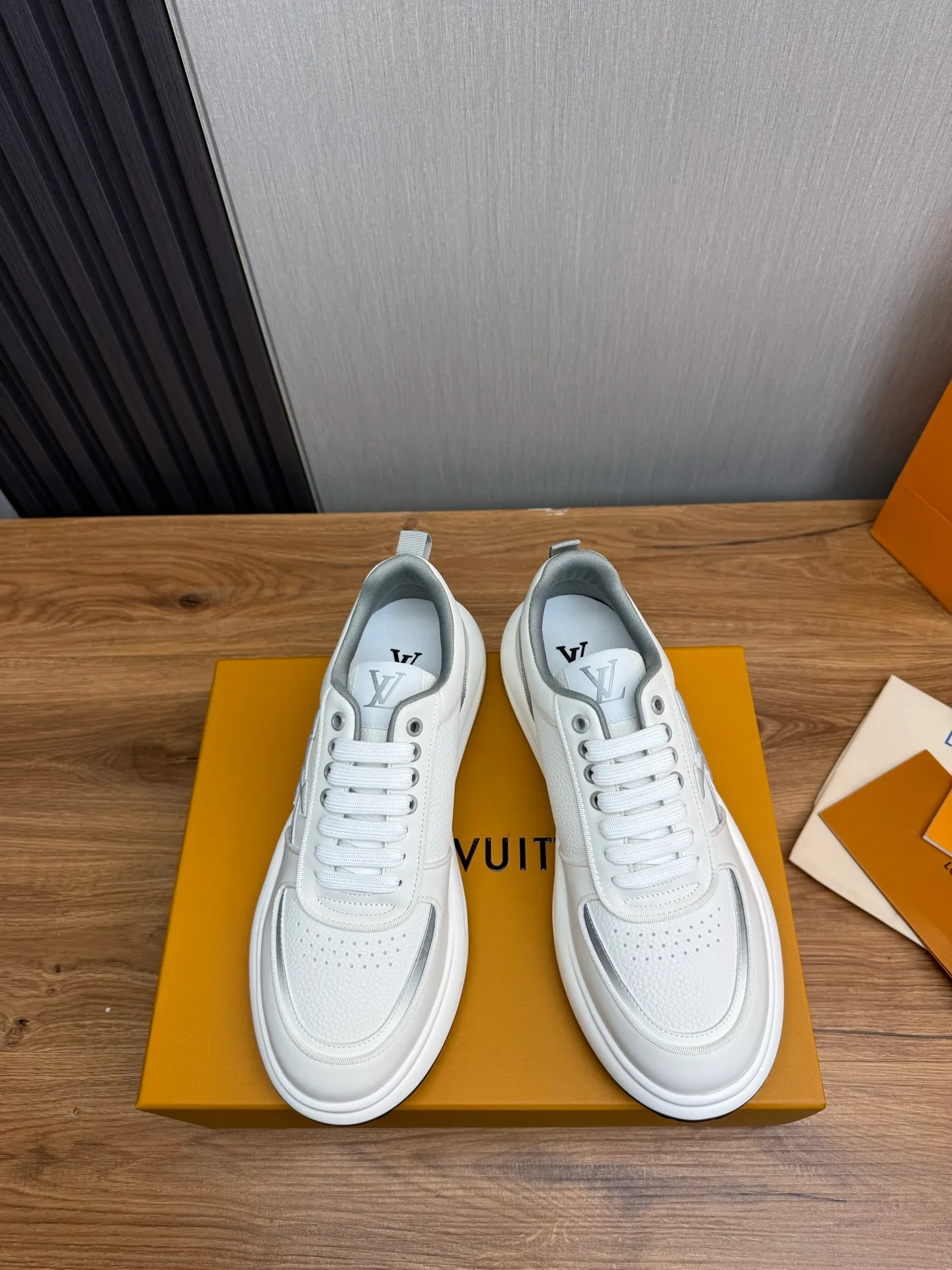 Men's shoes 💰820💰 Lv. Top purchasing agent 🇮🇹 Louis Vuitton, sports shoes counter synchronization, uppers imported from Italy, high-quality splicing and complex handicrafts, imported mesh pads are soft and comfortable, soles: original factory special soles, TPU exclusive movable molded soles super comfortable, original factory single goods, 🔍🔍high quality, you can enter and exit the counter at will, welcome to compare, code number 38-44 (Customized 38.45)
